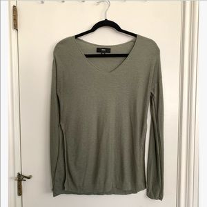 Sweater with side slits 💚